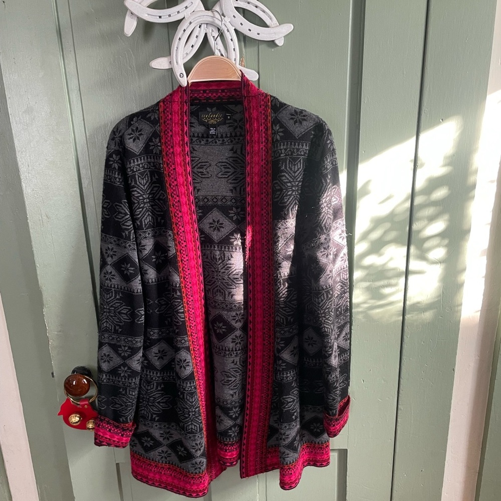 Icelandic Design open long Cardigan Size Medium
50% merino Soft blend